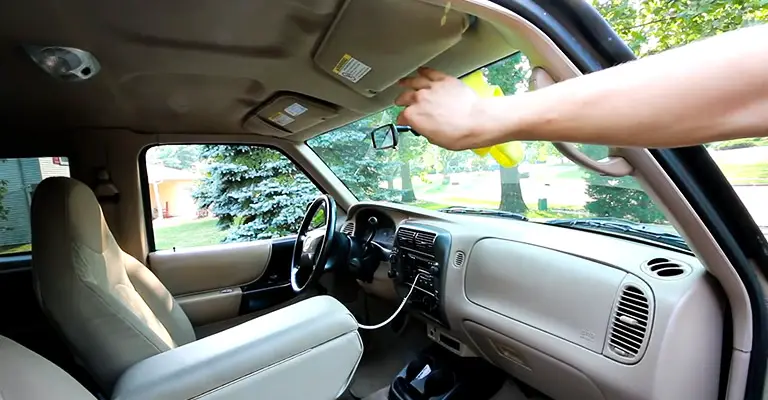 Best Way to Clean Inside of the Windshield With Glass Cleaner